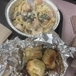 Spinach mushroom shrimp Alfredo with fettuccine with garlic knots.