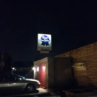 the outside of a restaurant at night