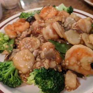 26. Garlic Sauce Seafood with Vegetable