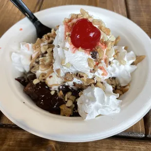 Brownie sundae with hot fudge and peanut butter