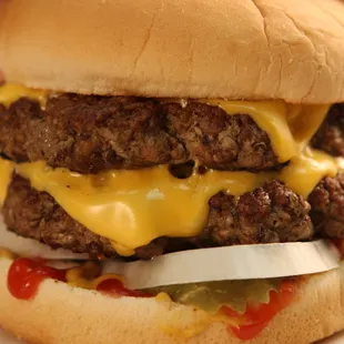 ows a cheeseburger
