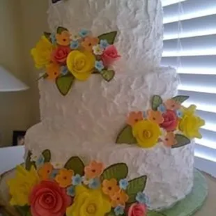 Beautiful wedding cake for a country chic backyard wedding