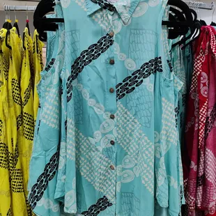 Sleeveless, collared top