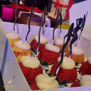 Pole dancing cupcakes! Aren't they cute!