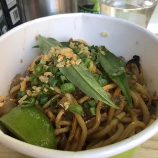 Garlic Noodles with Seafood / Mi Xao Bo Do Bien