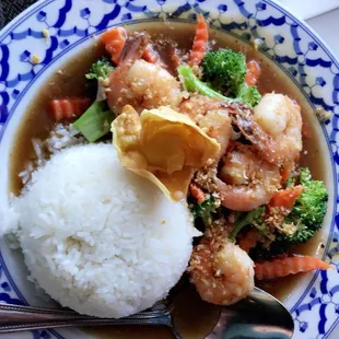 Garlic pepper shrimp lunch special.  Comes with veggies (carrots and broccoli).