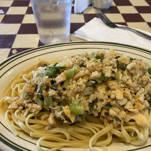 Linguine in white clam sauce