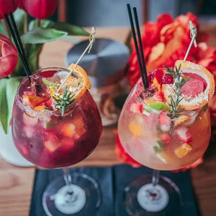 Red sangria and white sangria