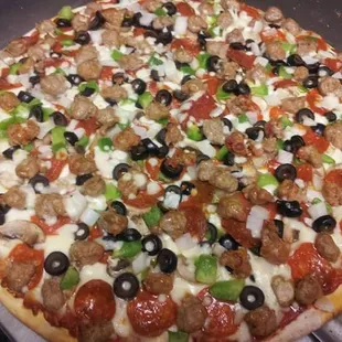 Giant 18&quot; Deluxe Pizza!