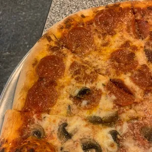 Notice how they took the time to place pepperonis all along the side of the crust to ensure each bite had some pepperoni!