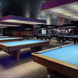 Lots of tables. I think if a family came, they could play at the smaller tables amongst themselves next the their parentals