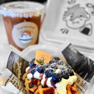 Blueberry Croffle | @whatevaeats