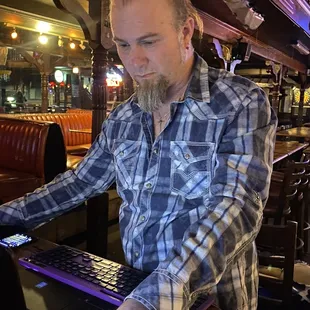 Super hot karaoke DJ, I should marry him HERE