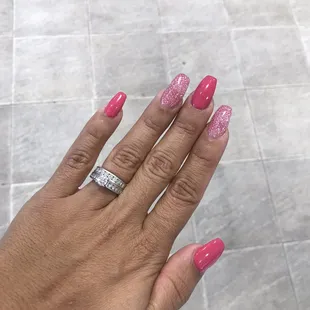 Just went here. Great service. Everyone is nice. Hot my legs waxed