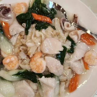 Seafood Chow Fun w/ Gravy /