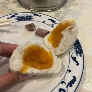 15. Creamy Egg Yolk Bun (3)