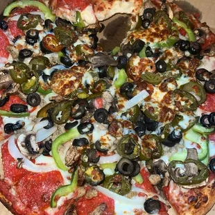 Deluxe Pizza (jalapeño, extra cheese, extra marinara sauce) BOMB