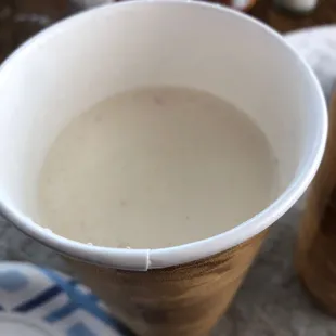 Este es el vaso de arroz que me dieron x $2.50 como se mira que tienen mucha necesidad  compre 2