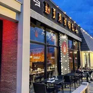 the outside of a restaurant