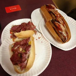 Sub pastrami izquierda, pollo y berenjena derecha.
