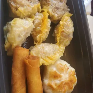 Fresh and delicious dim sum,  egg rolls were super crispy.