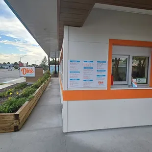 Ordre menu next to the order / pickup window