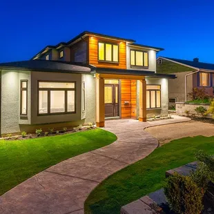 Now that it gets dark earlier, the fun of exterior decorating for that after-sunset style is upon us!  www.diegojherra.com