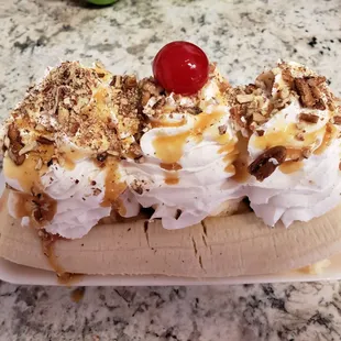 Caramel pecan banana split