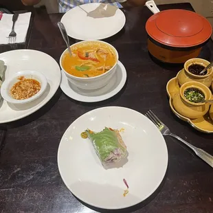 Fresh roll with shrimp and curry