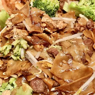 Pad Se-iew. Sweet &amp; savory. Flat noodles are soft and fun to chew on. Firm broccoli balances the textures and adds mild, earthy flavors.