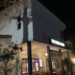 the outside of a restaurant at night