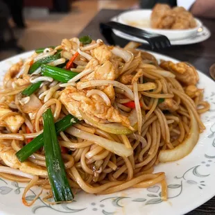 Lo mein noodles