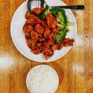 General Tso&apos;s Chicken with Broccoli and White Rice