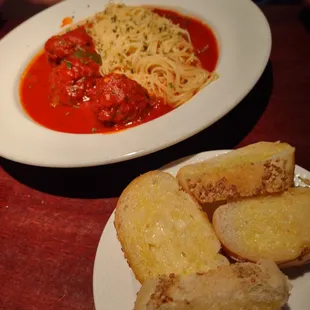 Spaghetti with the garlic bread