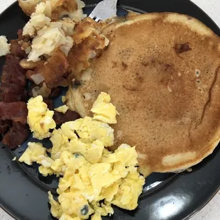 a plate of breakfast food