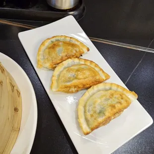 Fried dumpling with shrimp and scallopin