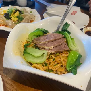 Spicy Garlic Noodle with Beef Slices