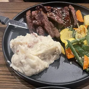 Korean steak dinner , garlic mashed potatoes &amp; vegetables!!! Delicious