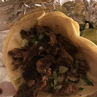 La carne de los tacos estaba quemada, súper seca y sin sabor.