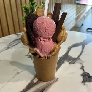 Vanilla puffle with M&amp;M and chocolate filling, strawberry ice cream, Kit Kat and Oreo toppings