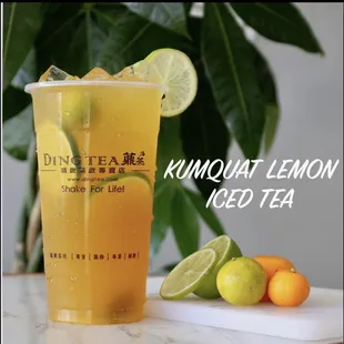 a glass of iced tea with lime slices