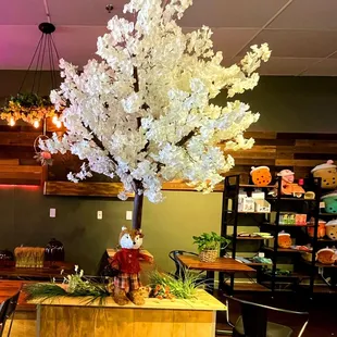 a tree with white flowers