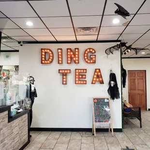 Halloween Themed Interior || IG: @misspiggyeats