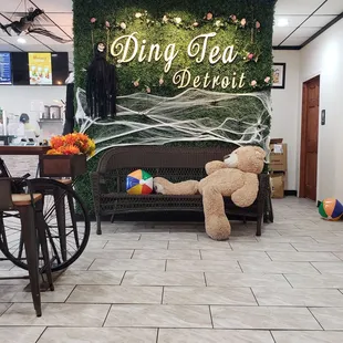 Interior || IG: @misspiggyeats