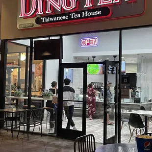 It&apos;s located in the food court