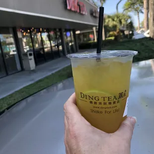 Kumquat lemon ice green tea. Refreshing and delish!