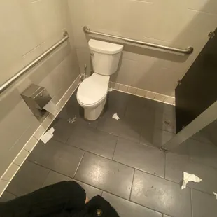 Men&apos;s bathroom