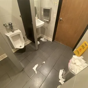 Men&apos;s bathroom