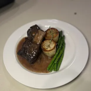 Beef short ribs with fondant potatoes and asparagus