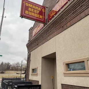 the outside of a restaurant